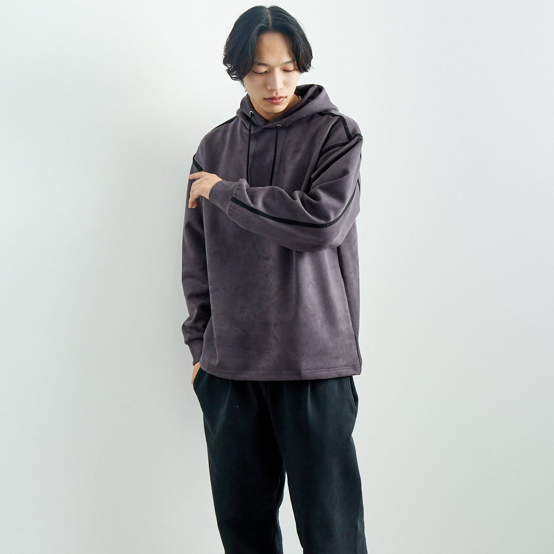SLICK [スリック] ストレッチフェイクスエードプルパーカー [5155921] 720 COAL B &&モデル身長：179cm 着用サイズ：2&&