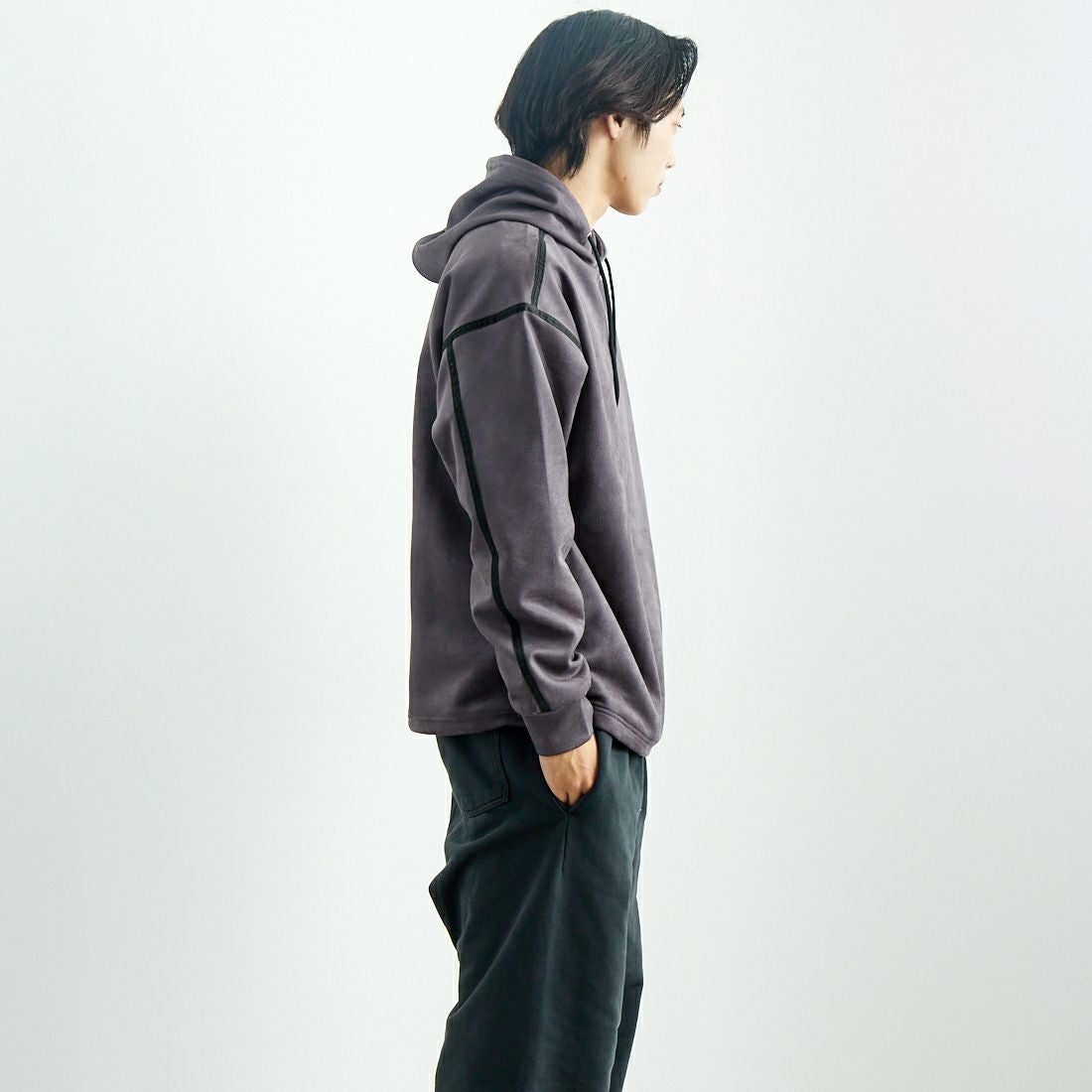 SLICK [スリック] ストレッチフェイクスエードプルパーカー [5155921] 720 COAL B &&モデル身長：179cm 着用サイズ：2&&