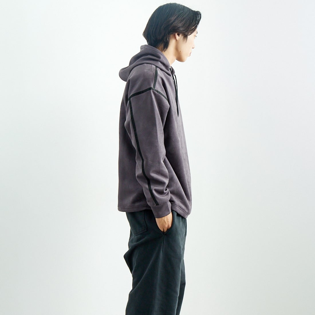 SLICK [スリック] ストレッチフェイクスエードプルパーカー [5155921] 720 COAL B &&モデル身長：179cm 着用サイズ：2&&
