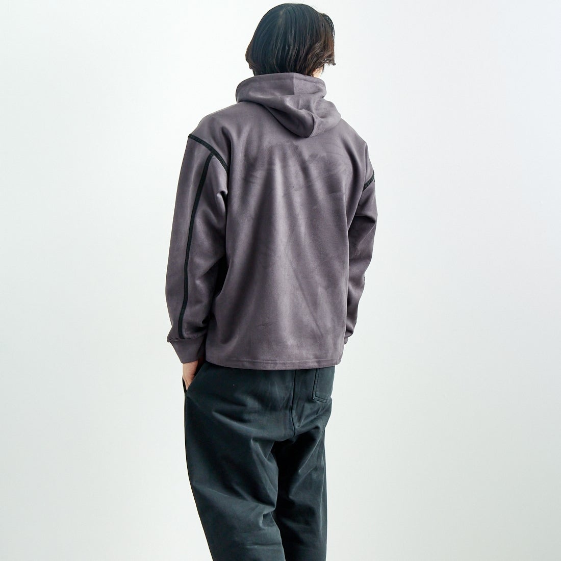 SLICK [スリック] ストレッチフェイクスエードプルパーカー [5155921] 720 COAL B &&モデル身長：179cm 着用サイズ：2&&