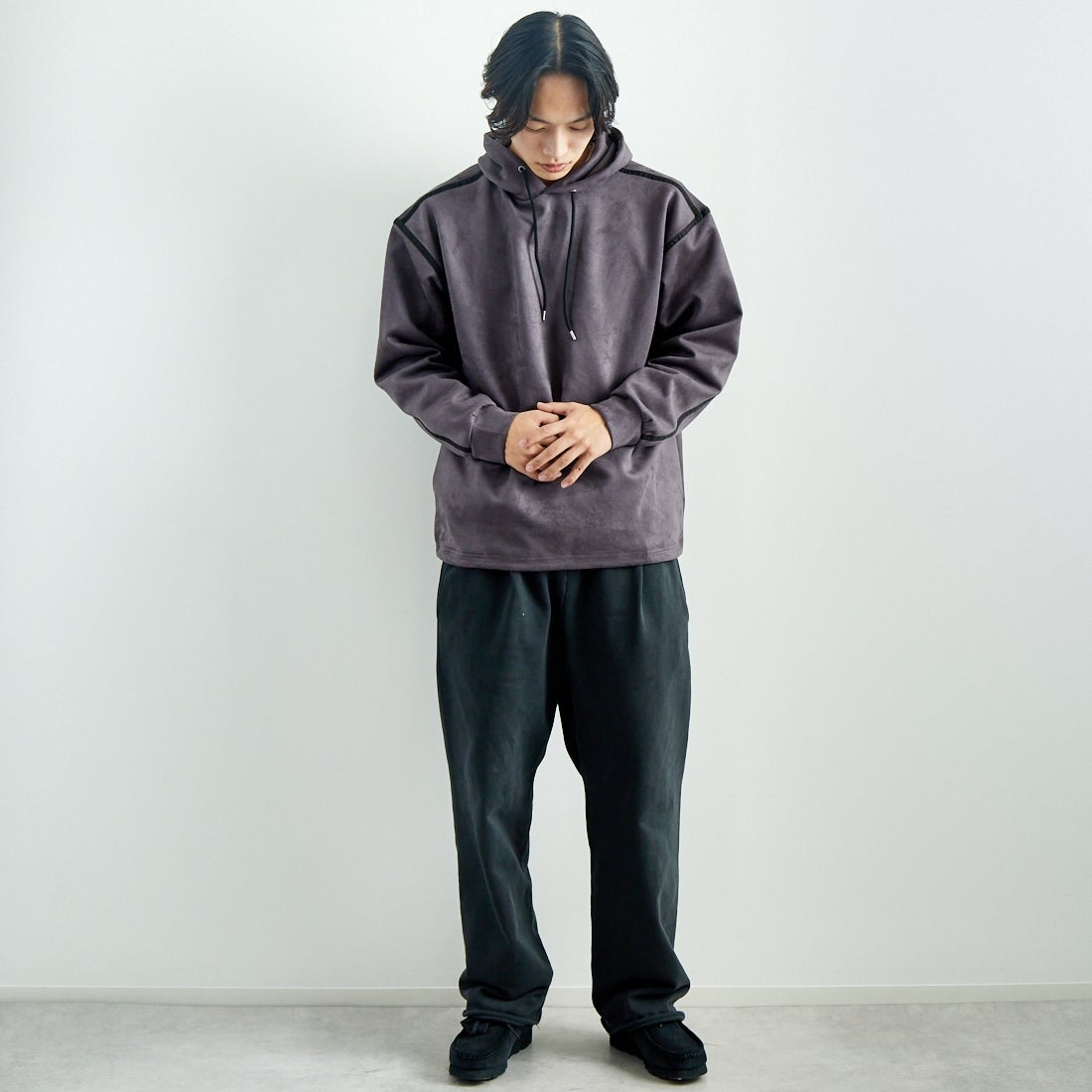 SLICK [スリック] ストレッチフェイクスエードプルパーカー [5155921] 720 COAL B &&モデル身長：179cm 着用サイズ：2&&