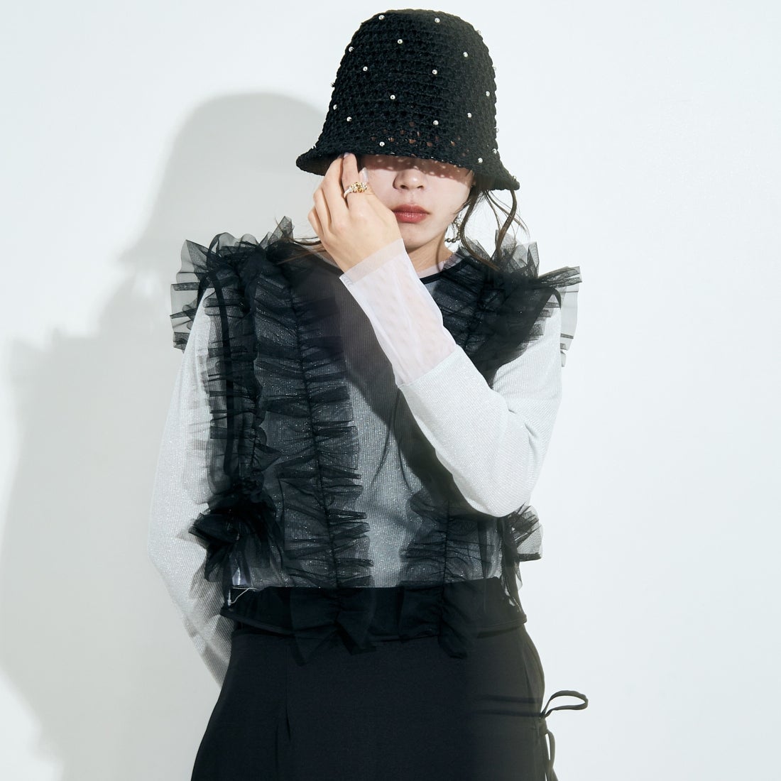 nenom [ネノム] 2WAY チュールフリルベスト [NE24122032] 09 BLACK&&モデル身長：167cm 着用サイズ：F&&