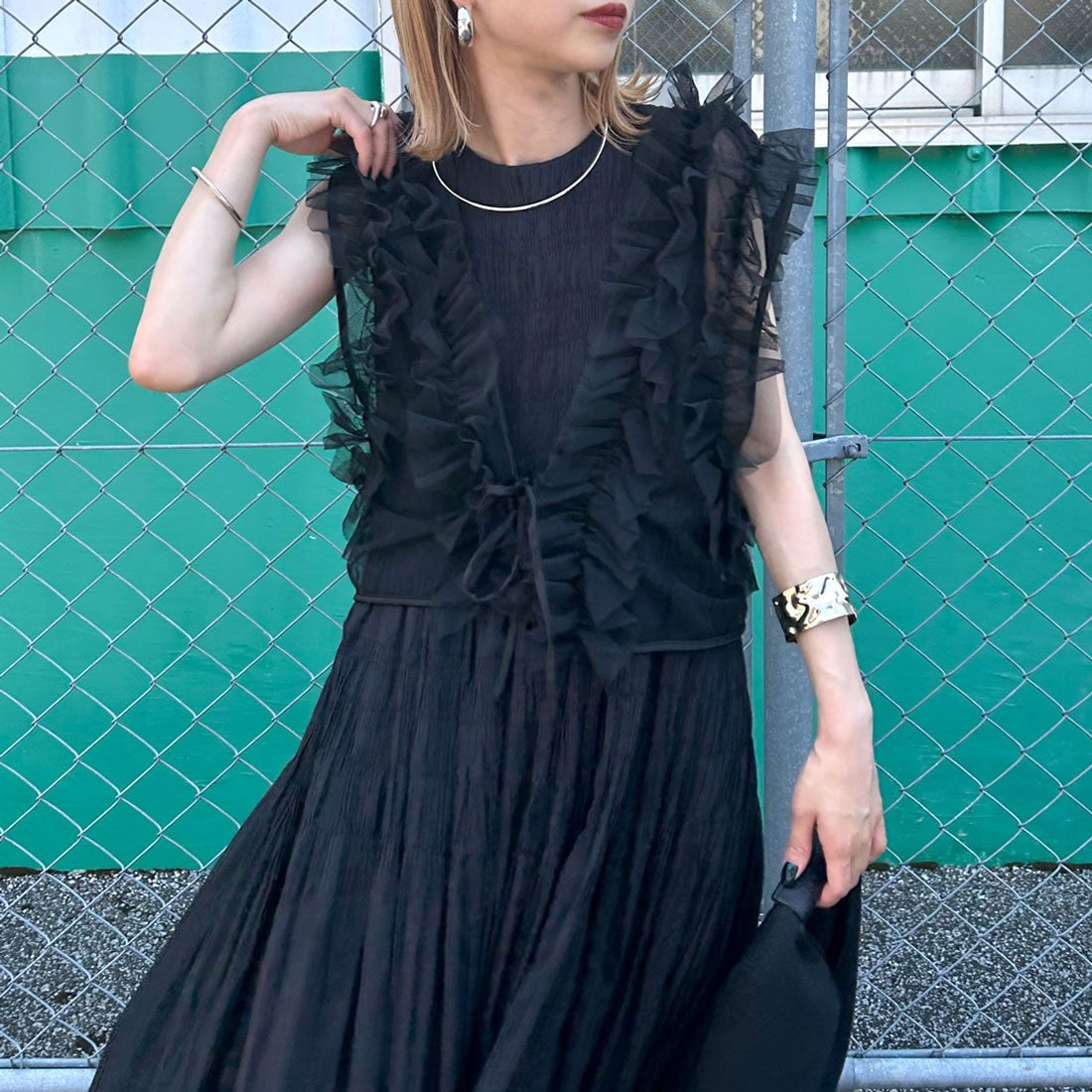 nenom [ネノム] 2WAY チュールフリルベスト [NE24122032] 09 BLACK&&モデル身長：150cm 着用サイズ：F&&