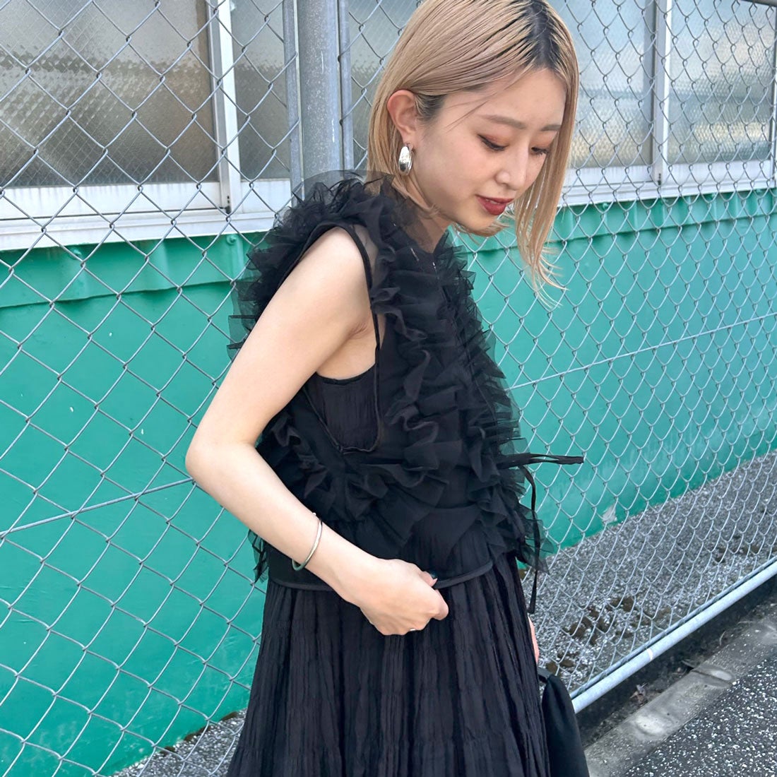 nenom [ネノム] 2WAY チュールフリルベスト [NE24122032] 09 BLACK&&モデル身長：150cm 着用サイズ：F&&
