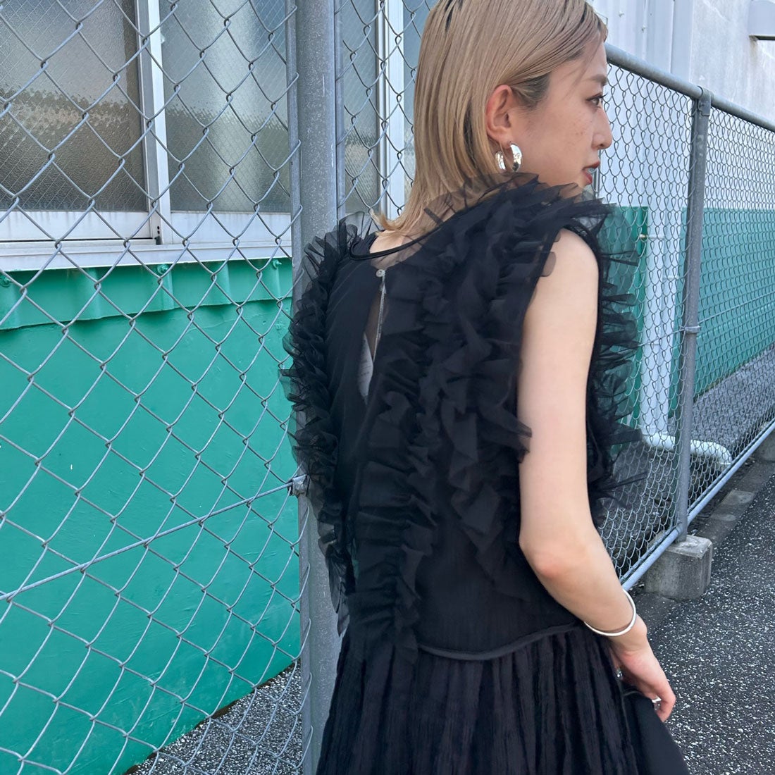 nenom [ネノム] 2WAY チュールフリルベスト [NE24122032] 09 BLACK&&モデル身長：150cm 着用サイズ：F&&