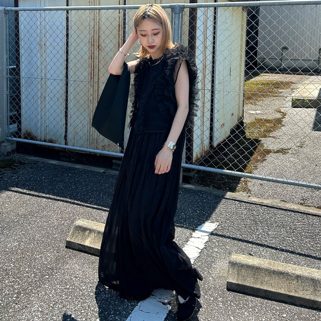 nenom [ネノム] 2WAY チュールフリルベスト [NE24122032] 09 BLACK&&モデル身長：150cm 着用サイズ：F&&