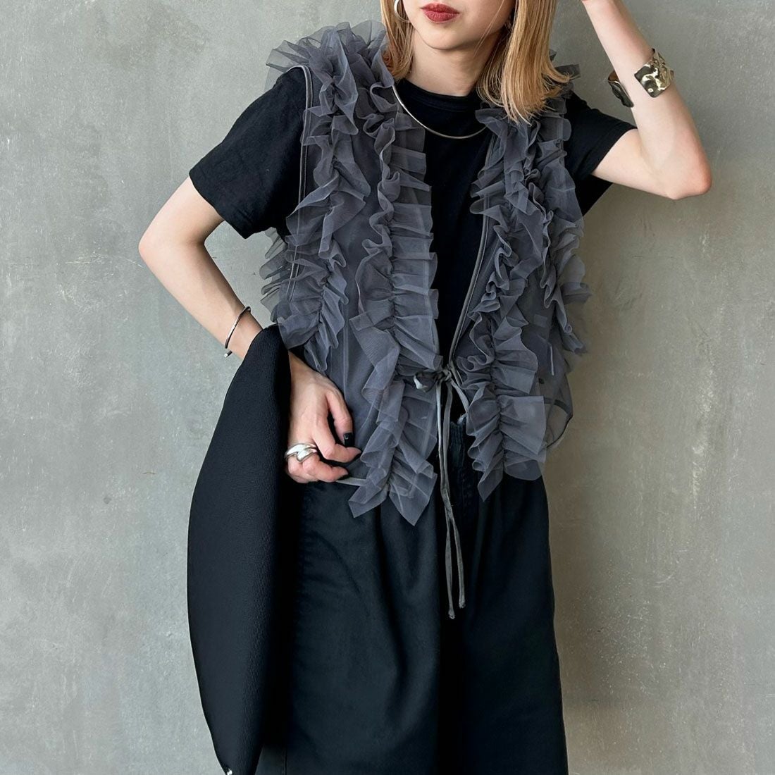 nenom [ネノム] 2WAY チュールフリルベスト [NE24122032] 09 BLACK &&モデル身長：150cm 着用サイズ：F&&