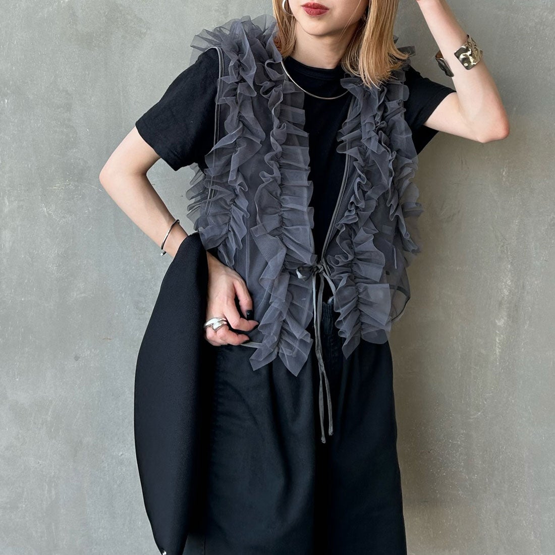 nenom [ネノム] 2WAY チュールフリルベスト [NE24122032] 08 CHARCOA&&モデル身長：150cm 着用サイズ：F&&