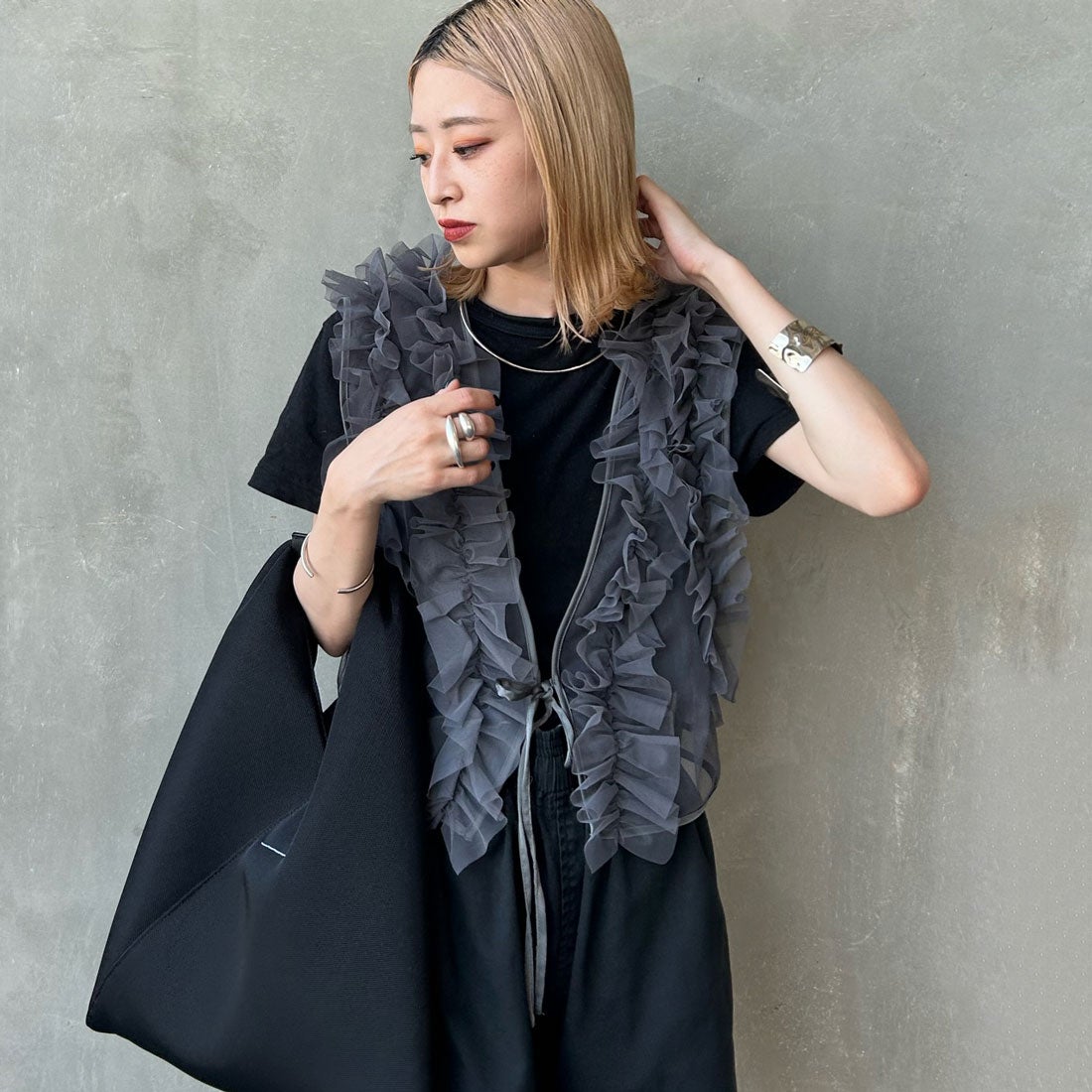 nenom [ネノム] 2WAY チュールフリルベスト [NE24122032] 08 CHARCOA&&モデル身長：150cm 着用サイズ：F&&