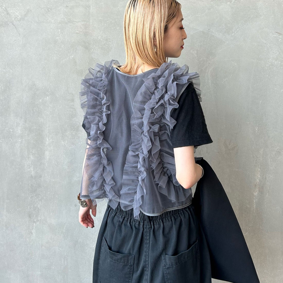 nenom [ネノム] 2WAY チュールフリルベスト [NE24122032] 08 CHARCOA&&モデル身長：150cm 着用サイズ：F&&