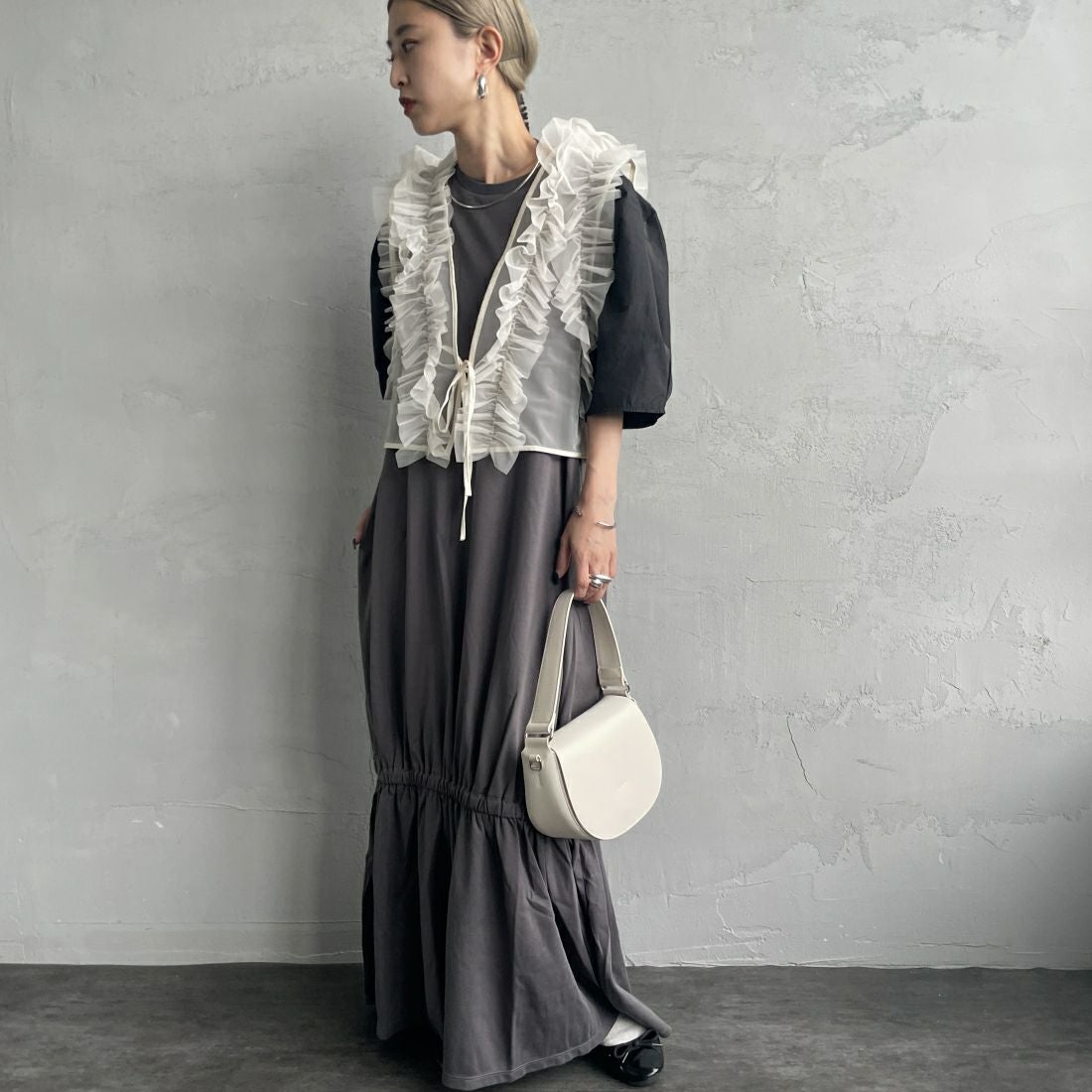 nenom [ネノム] 2WAY チュールフリルベスト [NE24122032] 21 IVORY&&モデル身長：150cm 着用サイズ：F&&