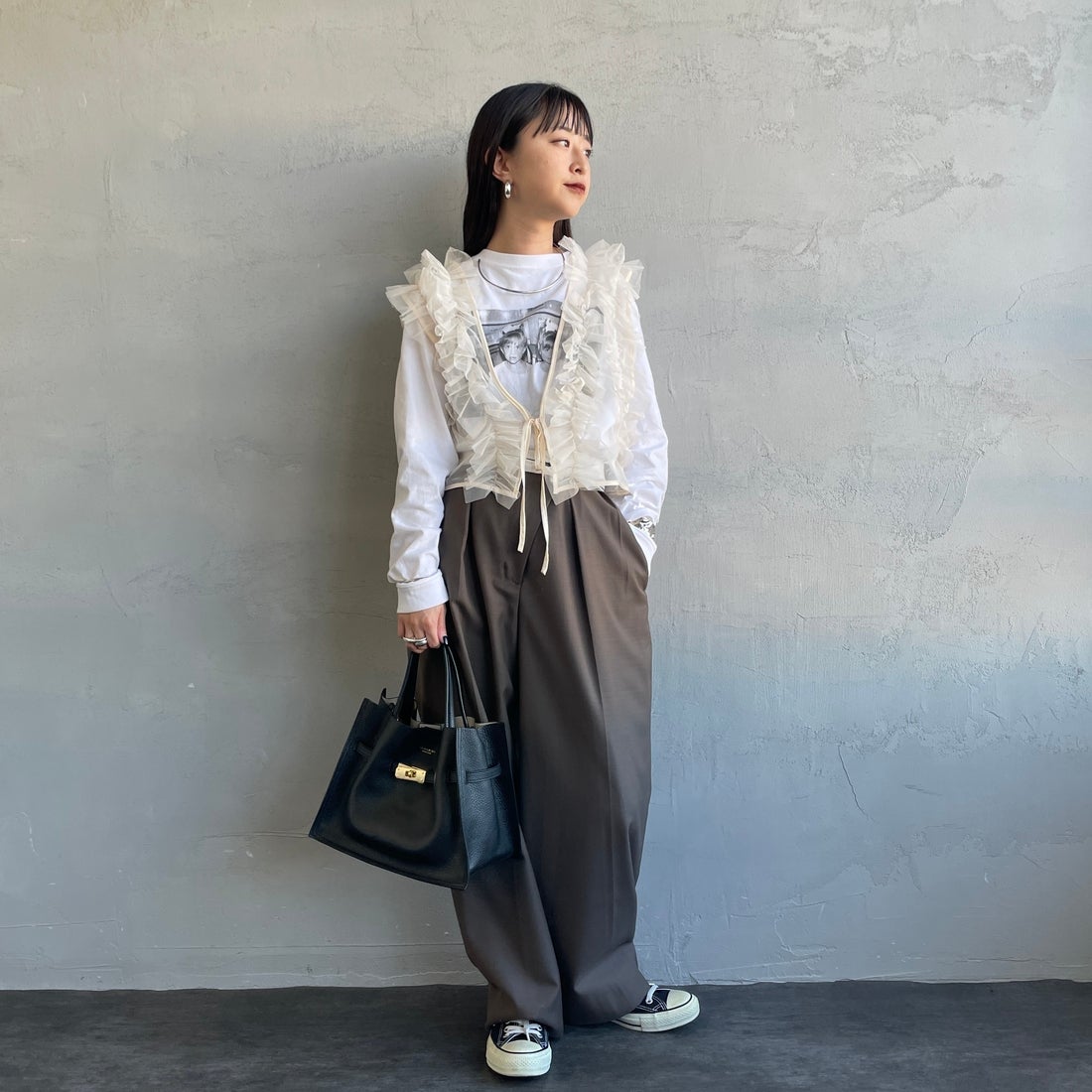 nenom [ネノム] 2WAY チュールフリルベスト [NE24122032] 21 IVORY&&モデル身長：150cm 着用サイズ：F&&