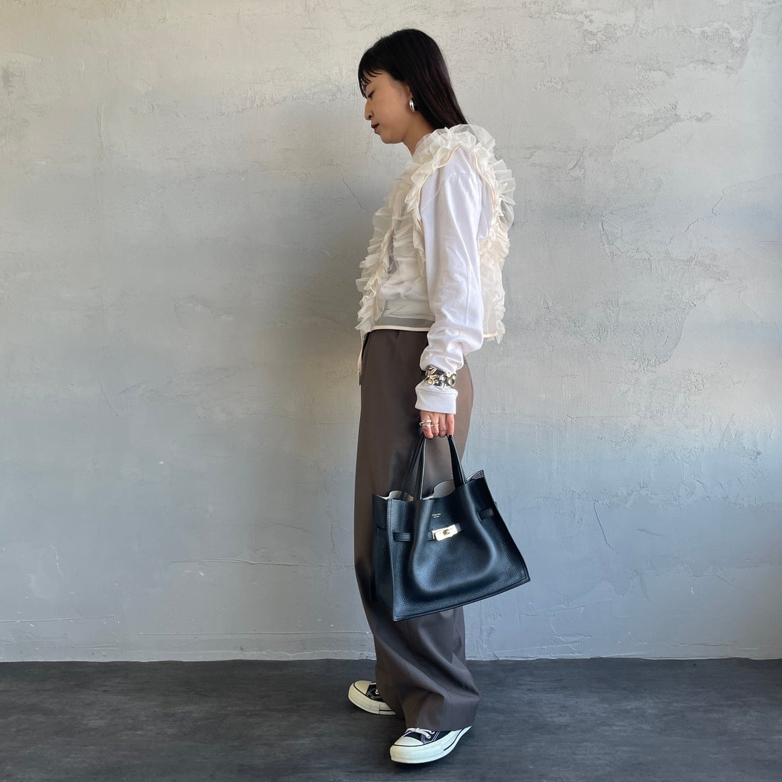 nenom [ネノム] 2WAY チュールフリルベスト [NE24122032] 21 IVORY&&モデル身長：150cm 着用サイズ：F&&