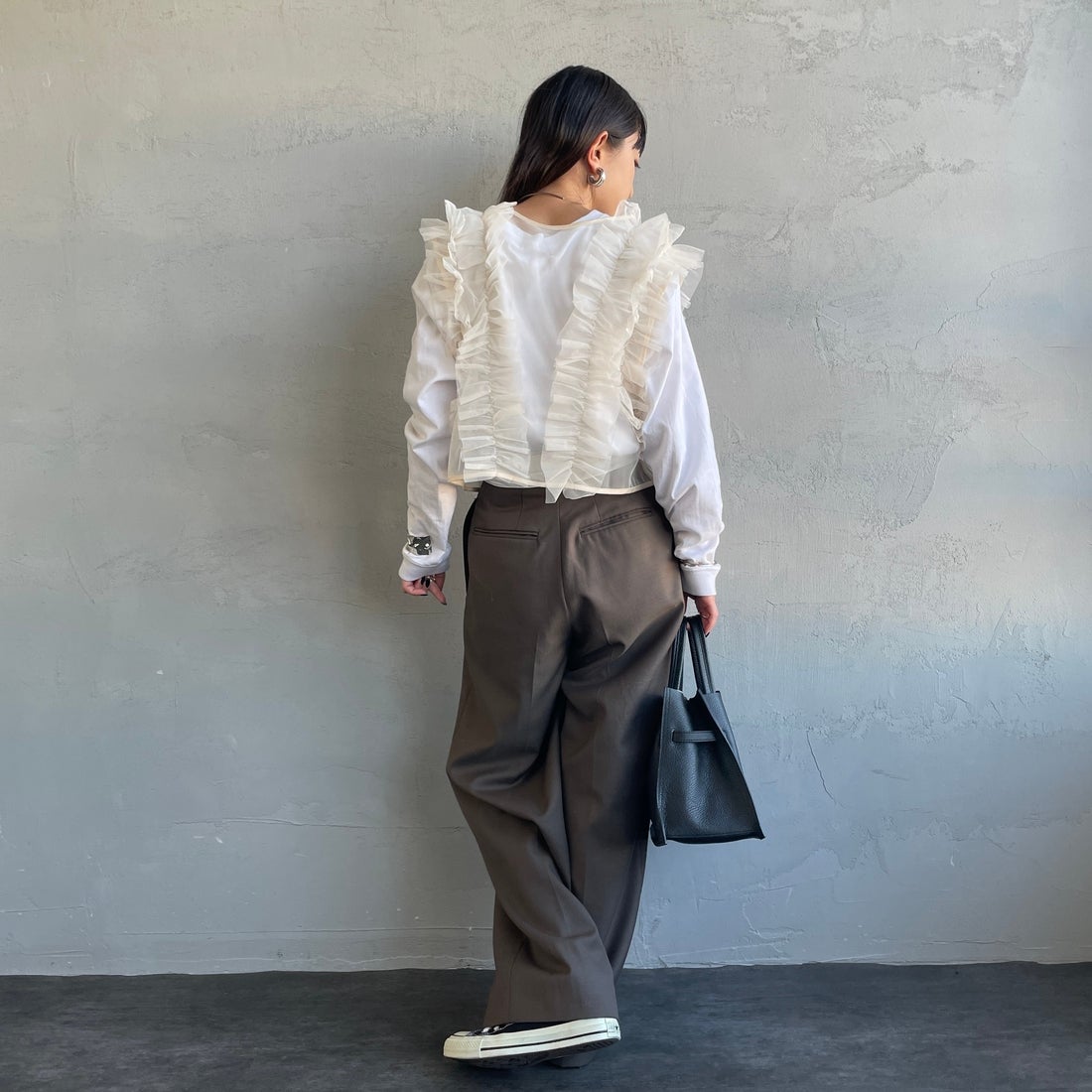 nenom [ネノム] 2WAY チュールフリルベスト [NE24122032] 21 IVORY&&モデル身長：150cm 着用サイズ：F&&