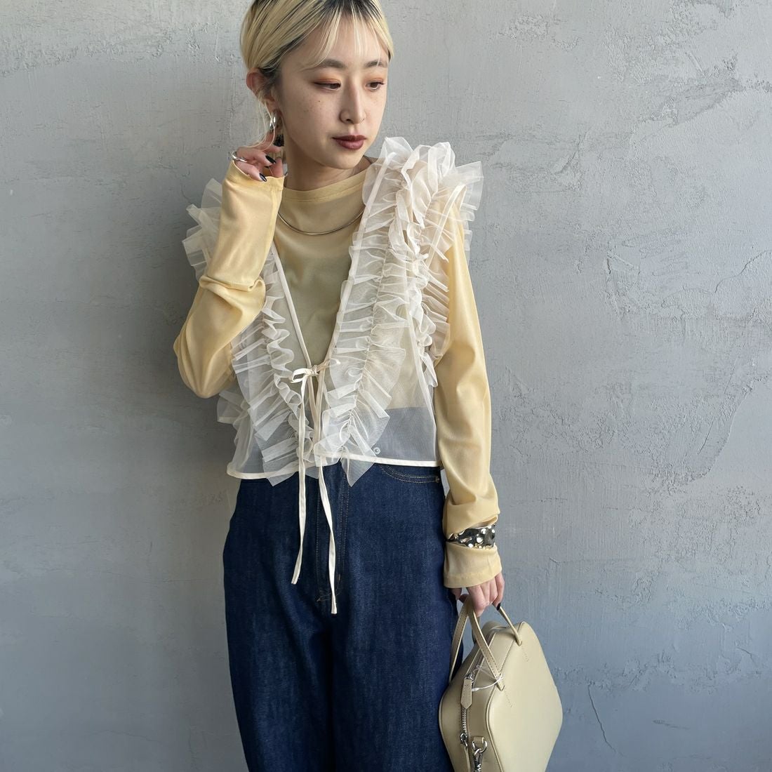 nenom [ネノム] 2WAY チュールフリルベスト [NE24122032] 21 IVORY&&モデル身長：150cm 着用サイズ：F&&