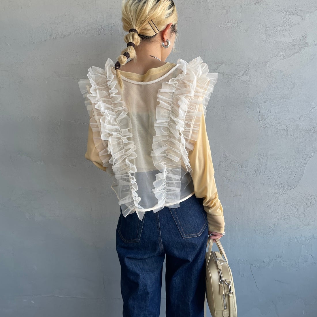 nenom [ネノム] 2WAY チュールフリルベスト [NE24122032] 21 IVORY&&モデル身長：150cm 着用サイズ：F&&