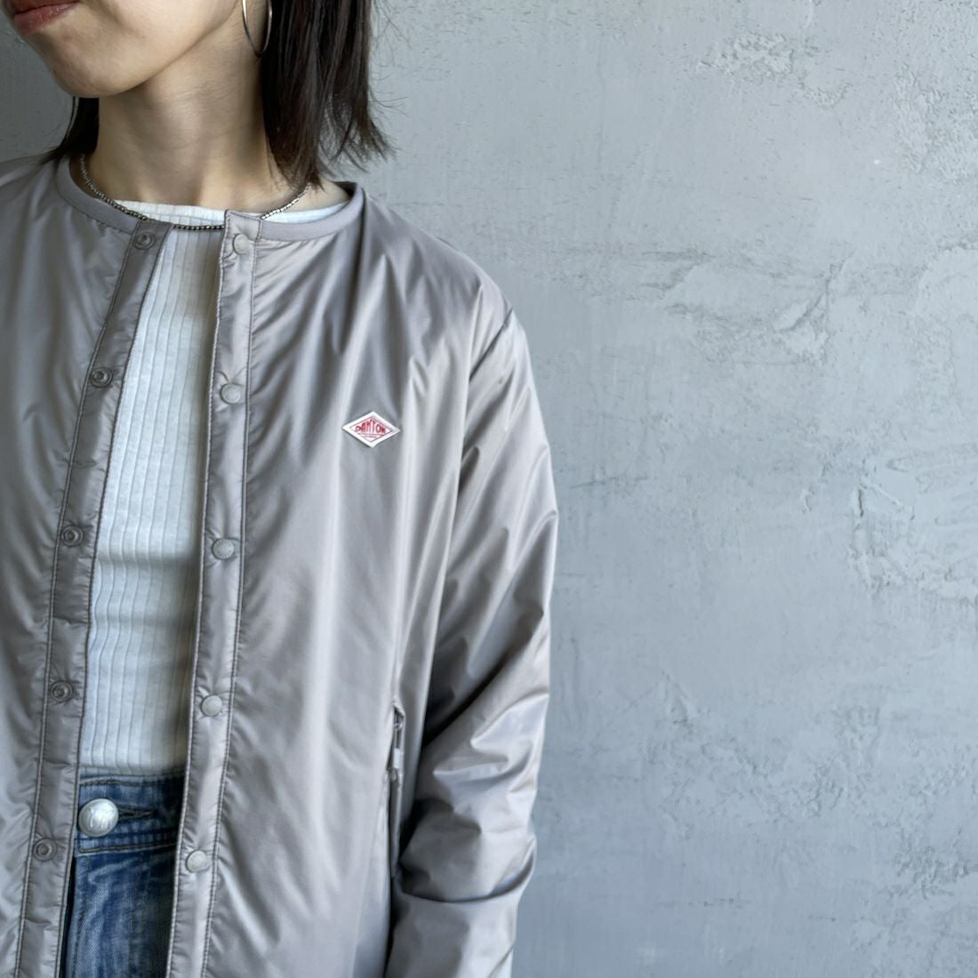 DANTON [ダントン] インサレーションノーカラージャケット [DT-A0632SNT] TAUPE &&モデル身長：158cm 着用サイズ：S&&