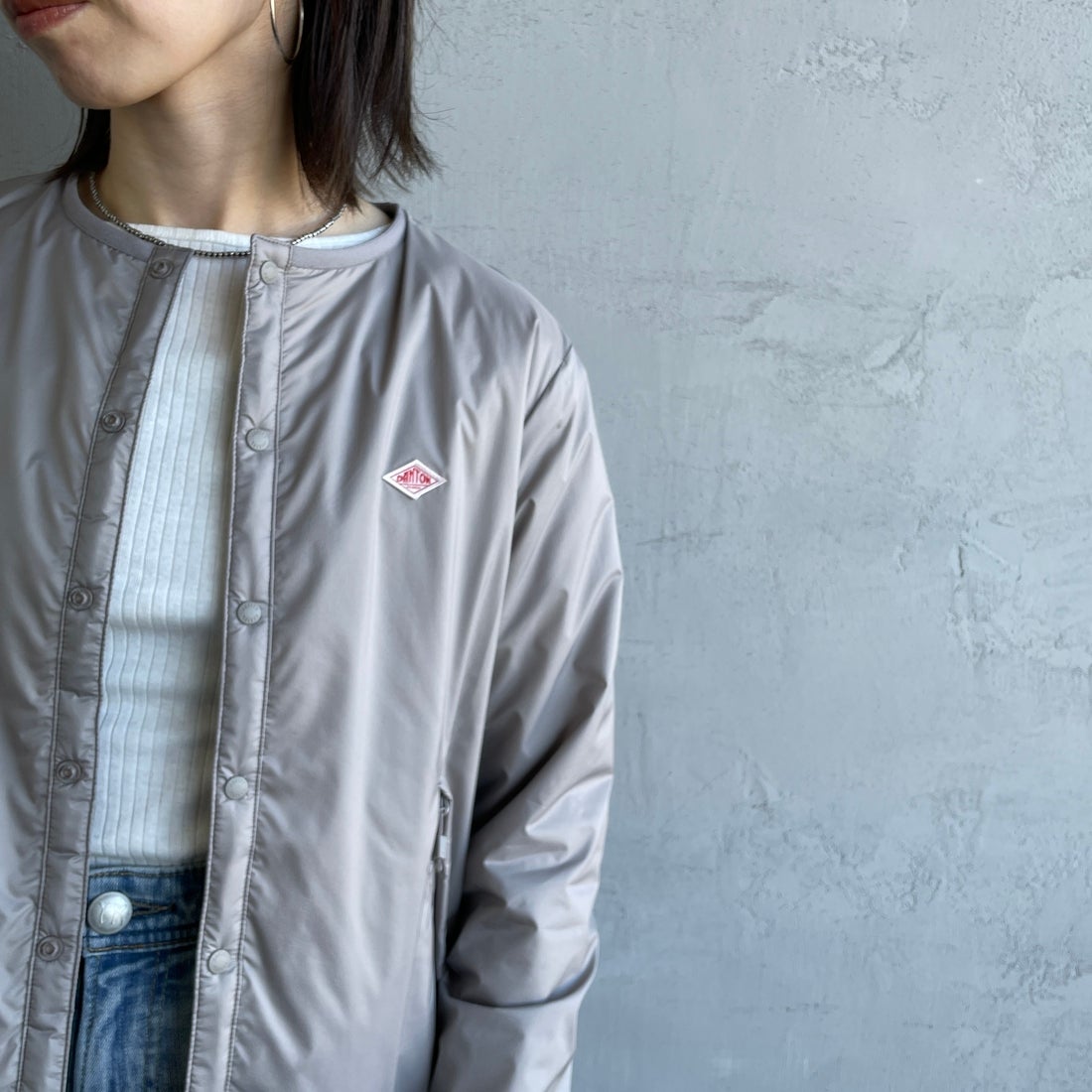 DANTON [ダントン] インサレーションノーカラージャケット [DT-A0632SNT] TAUPE &&モデル身長：158cm 着用サイズ：S&&