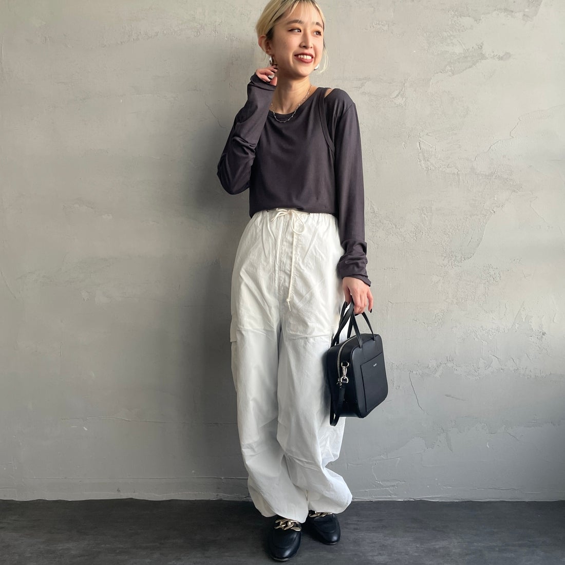 nenom [ネノム] 2ピース アメスリレイヤードシアーカットソー [NE25112004] 08 CHARCOA &&モデル身長：150cm 着用サイズ：F&&