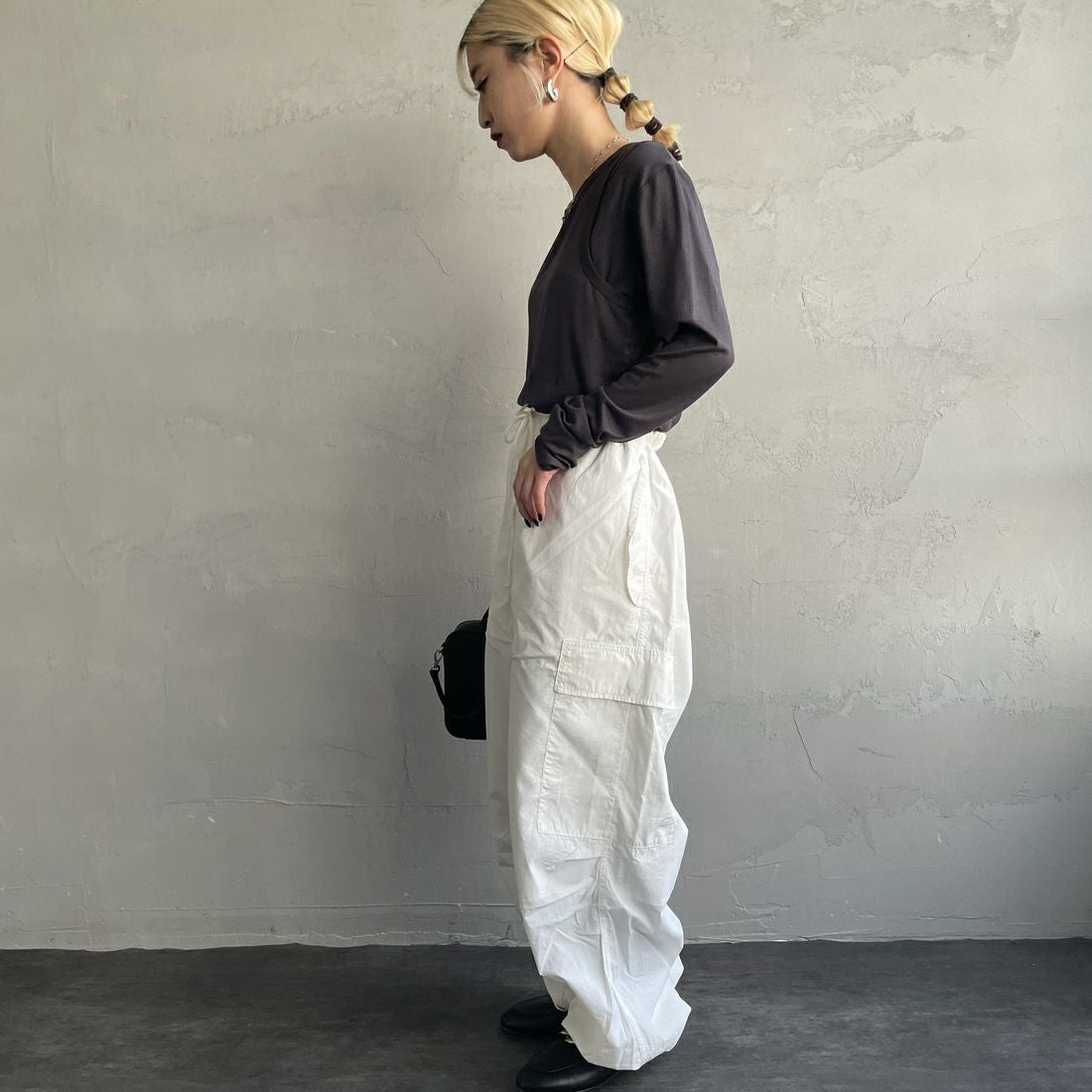 nenom [ネノム] 2ピース アメスリレイヤードシアーカットソー [NE25112004] 08 CHARCOA &&モデル身長：150cm 着用サイズ：F&&