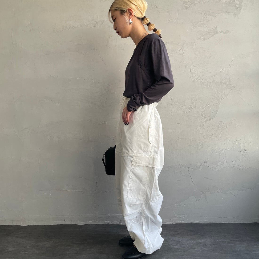 nenom [ネノム] 2ピース アメスリレイヤードシアーカットソー [NE25112004] 08 CHARCOA &&モデル身長：150cm 着用サイズ：F&&