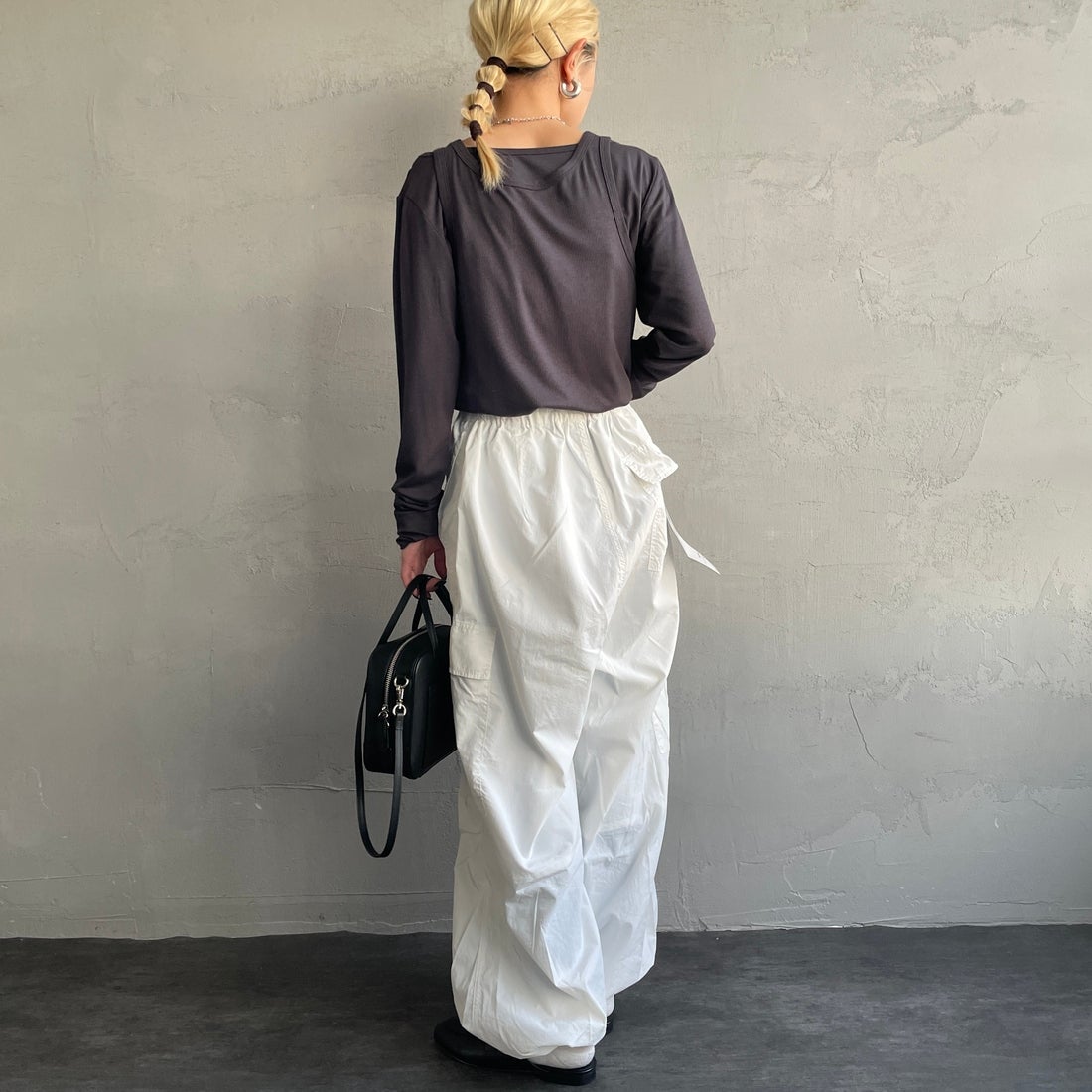 nenom [ネノム] 2ピース アメスリレイヤードシアーカットソー [NE25112004] 08 CHARCOA &&モデル身長：150cm 着用サイズ：F&&