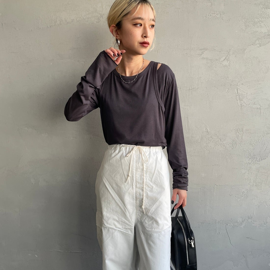 nenom [ネノム] 2ピース アメスリレイヤードシアーカットソー [NE25112004] 08 CHARCOA &&モデル身長：150cm 着用サイズ：F&&