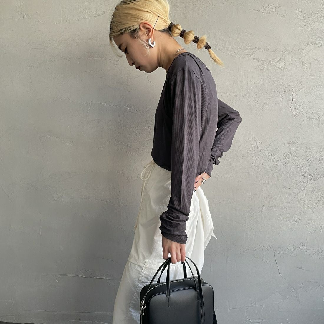 nenom [ネノム] 2ピース アメスリレイヤードシアーカットソー [NE25112004] 08 CHARCOA &&モデル身長：150cm 着用サイズ：F&&