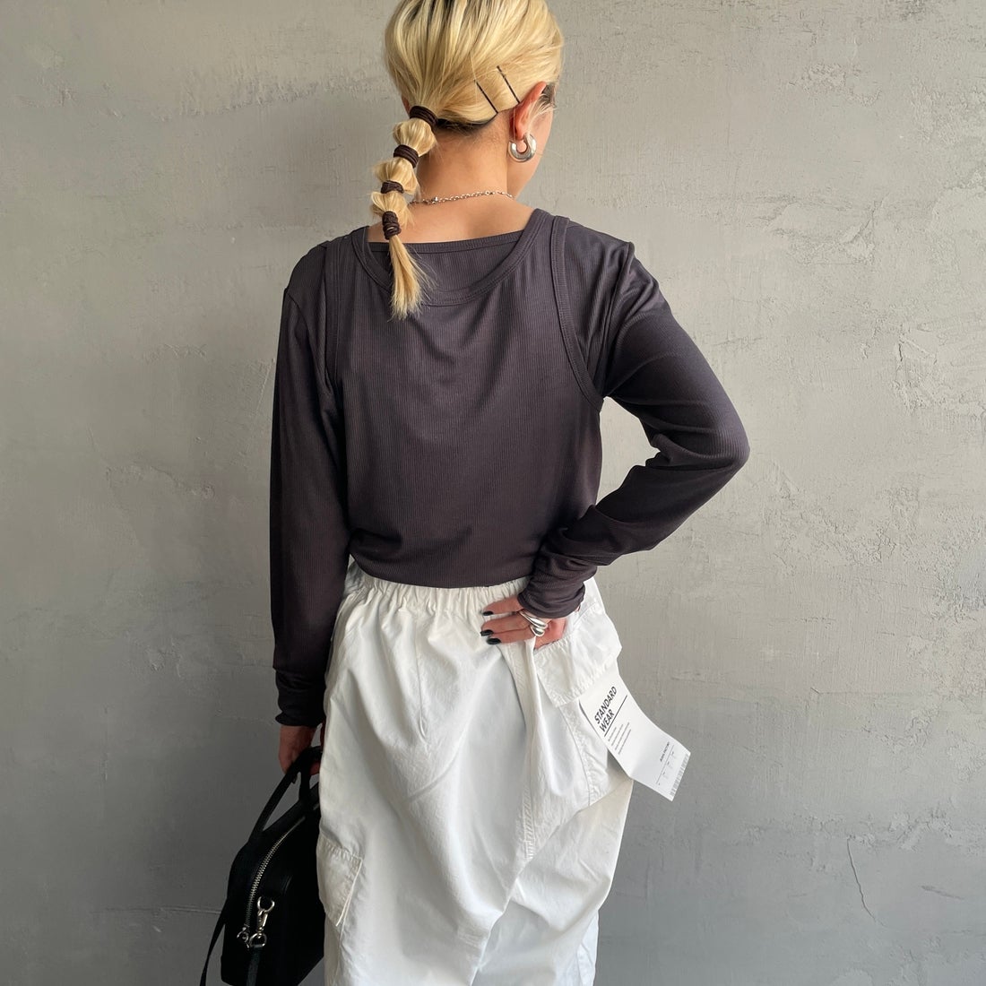 nenom [ネノム] 2ピース アメスリレイヤードシアーカットソー [NE25112004] 08 CHARCOA &&モデル身長：150cm 着用サイズ：F&&