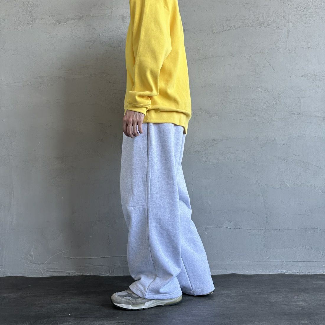 Jeans Factory Clothes [ジーンズファクトリークローズ] ピグメント加工 バレルワイドスウェットパンツ [2521-410IN] ASH &&モデル身長：168cm 着用サイズ：L&&