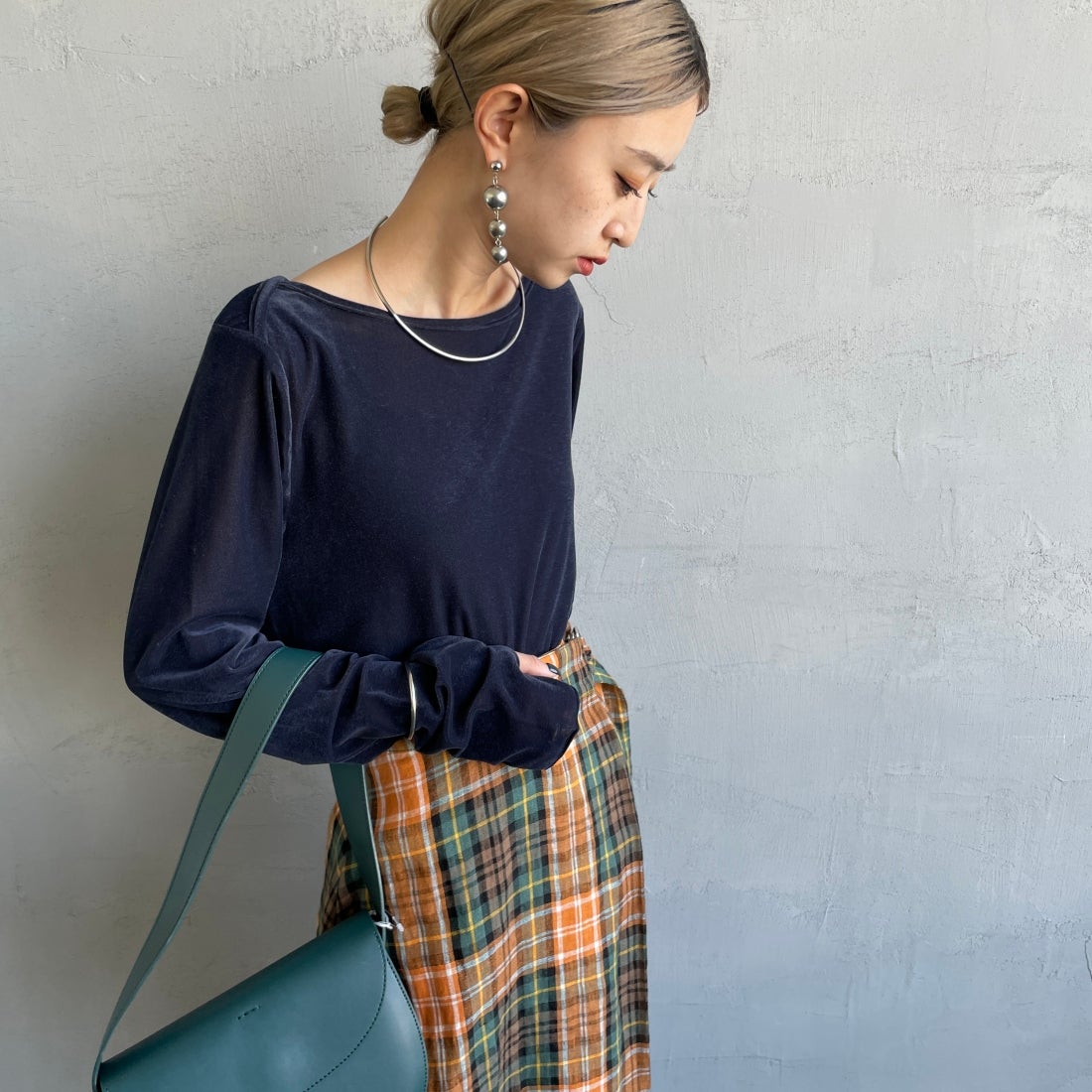 nenom [ネノム] レイヤードシアーベロアカットソー [NE24132011] 16 NAVY &&モデル身長：150cm 着用サイズ：F&&