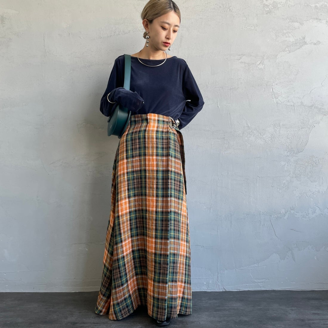 nenom [ネノム] レイヤードシアーベロアカットソー [NE24132011] 16 NAVY &&モデル身長：150cm 着用サイズ：F&&