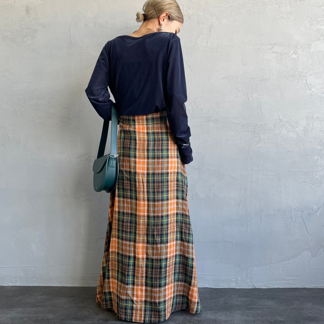 nenom [ネノム] レイヤードシアーベロアカットソー [NE24132011] 16 NAVY &&モデル身長：150cm 着用サイズ：F&&