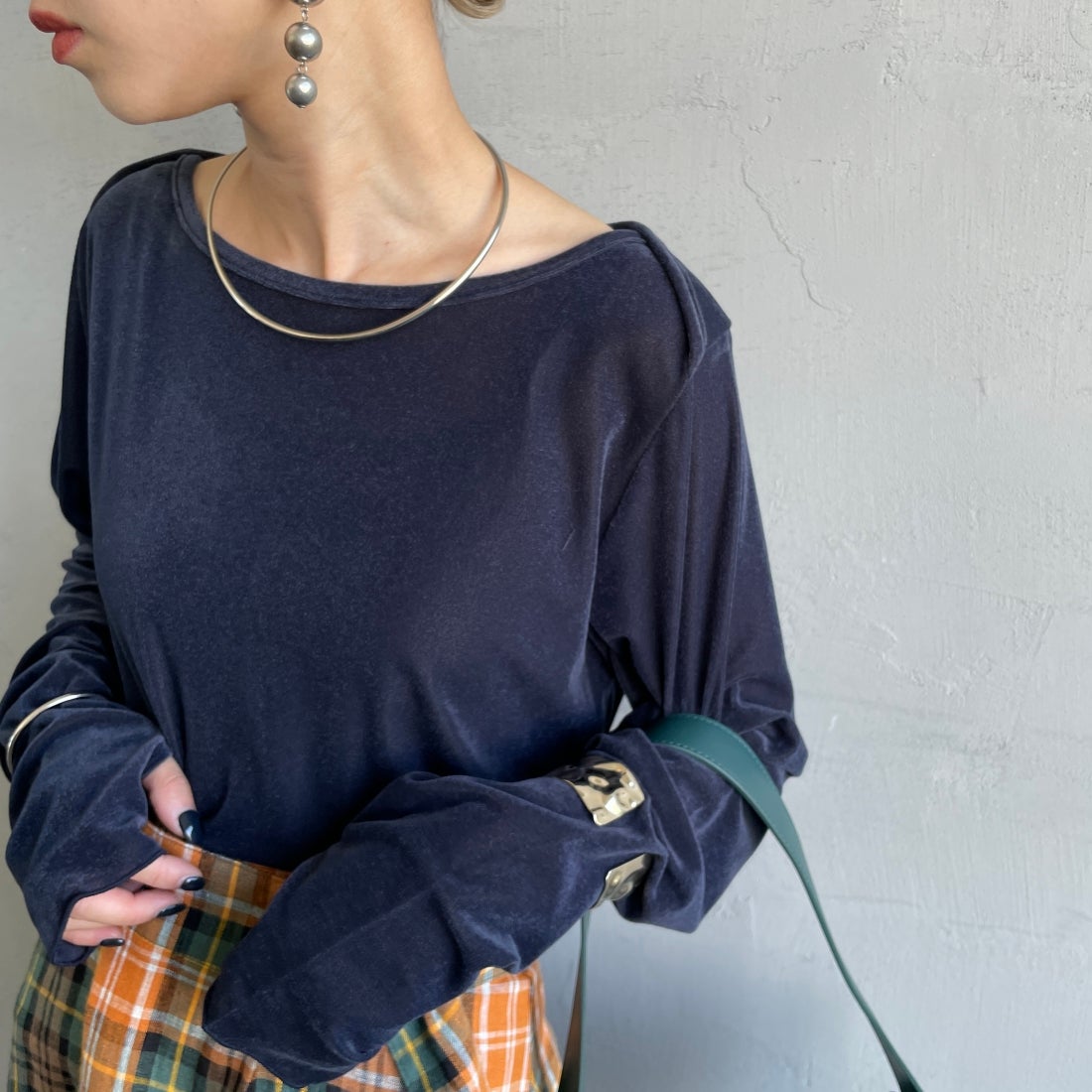 nenom [ネノム] レイヤードシアーベロアカットソー [NE24132011] 16 NAVY &&モデル身長：150cm 着用サイズ：F&&