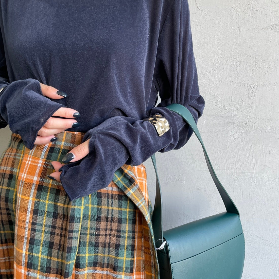 nenom [ネノム] レイヤードシアーベロアカットソー [NE24132011] 16 NAVY &&モデル身長：150cm 着用サイズ：F&&