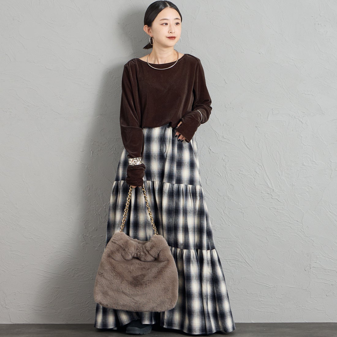 nenom [ネノム] レイヤードシアーベロアカットソー [NE24132011] 28 BROWN &&モデル身長：150cm 着用サイズ：F&&