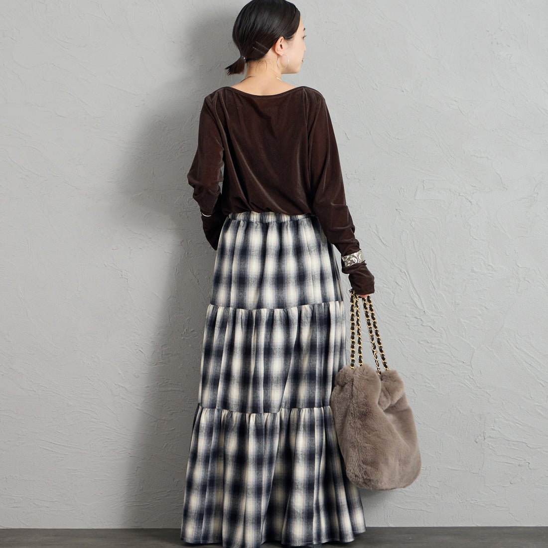 nenom [ネノム] レイヤードシアーベロアカットソー [NE24132011] 28 BROWN &&モデル身長：150cm 着用サイズ：F&&