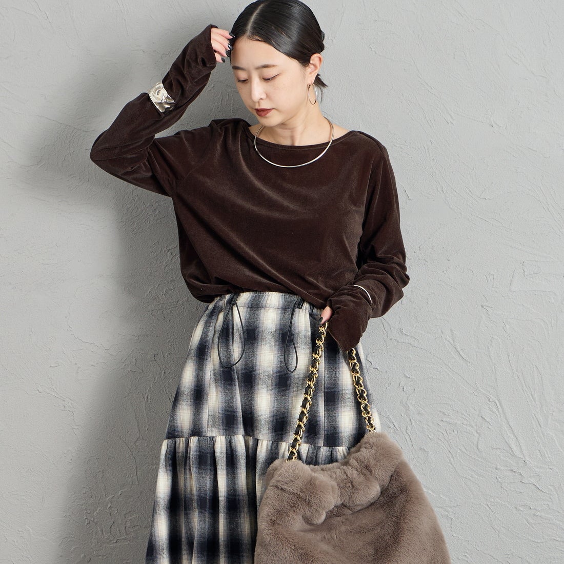 nenom [ネノム] レイヤードシアーベロアカットソー [NE24132011] 28 BROWN &&モデル身長：150cm 着用サイズ：F&&