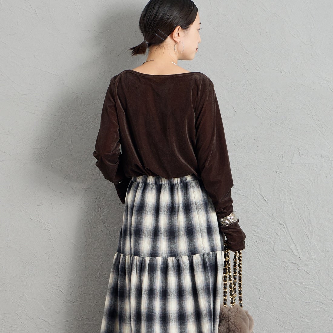 nenom [ネノム] レイヤードシアーベロアカットソー [NE24132011] 28 BROWN &&モデル身長：150cm 着用サイズ：F&&