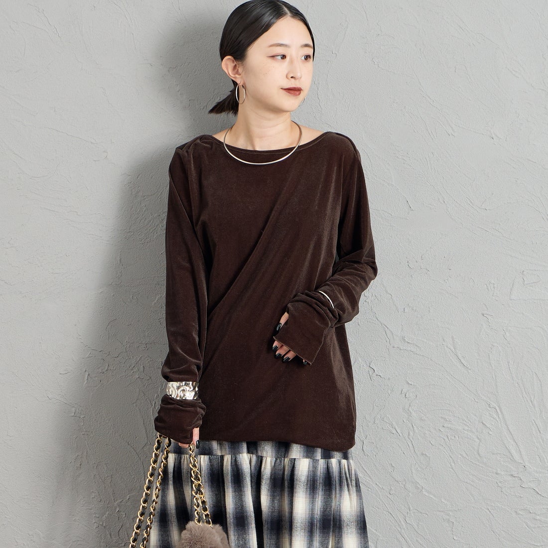 nenom [ネノム] レイヤードシアーベロアカットソー [NE24132011] 28 BROWN &&モデル身長：150cm 着用サイズ：F&&