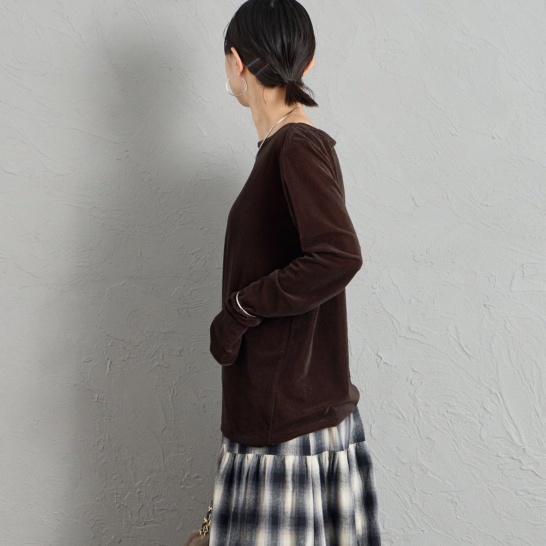 nenom [ネノム] レイヤードシアーベロアカットソー [NE24132011] 28 BROWN &&モデル身長：150cm 着用サイズ：F&&