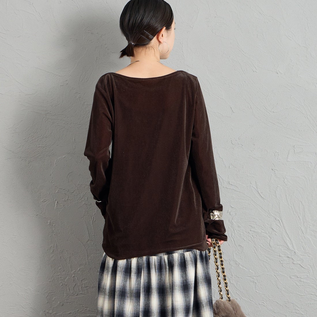 nenom [ネノム] レイヤードシアーベロアカットソー [NE24132011] 28 BROWN &&モデル身長：150cm 着用サイズ：F&&