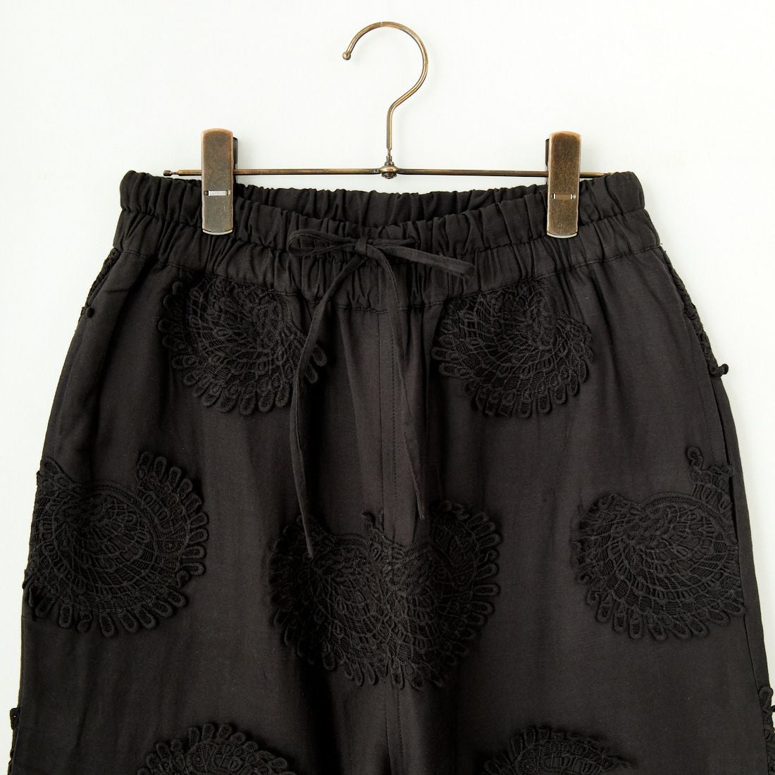 ESTROISLOSE [エストゥロワルーズ] モチーフ刺繍コットンサテンギャザーパンツ [EB24403] 99 BLACK