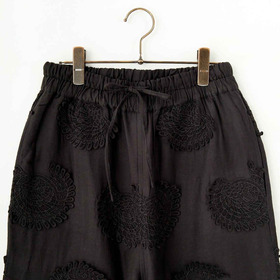 ESTROISLOSE [エストゥロワルーズ] モチーフ刺繍コットンサテンギャザーパンツ [EB24403] 99 BLACK