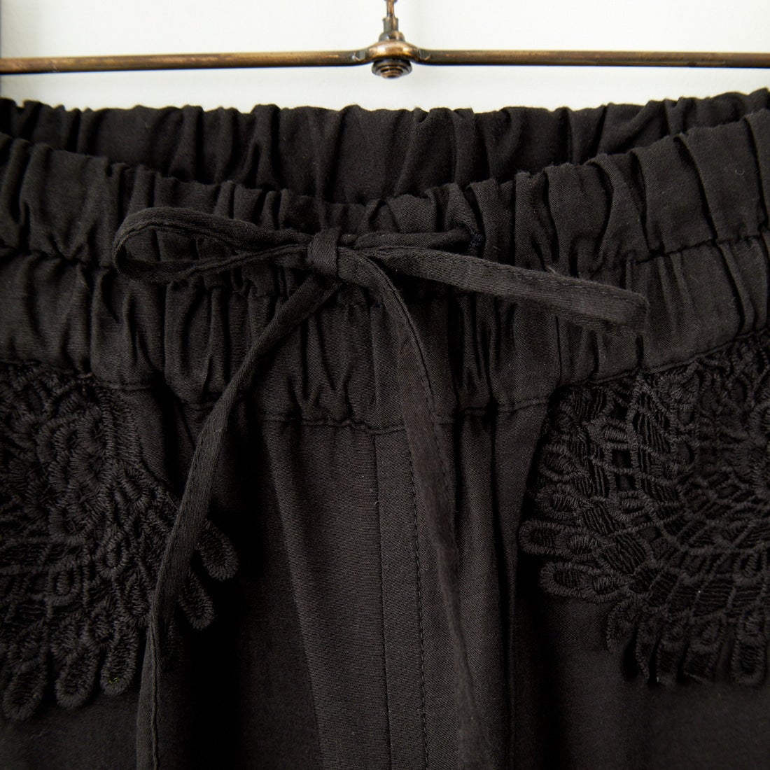 ESTROISLOSE [エストゥロワルーズ] モチーフ刺繍コットンサテンギャザーパンツ [EB24403] 99 BLACK