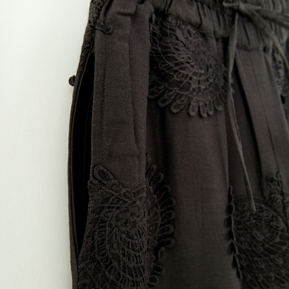 ESTROISLOSE [エストゥロワルーズ] モチーフ刺繍コットンサテンギャザーパンツ [EB24403] 99 BLACK