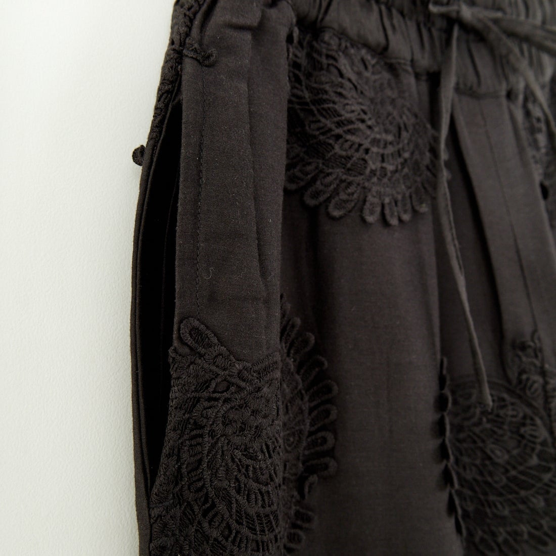 ESTROISLOSE [エストゥロワルーズ] モチーフ刺繍コットンサテンギャザーパンツ [EB24403] 99 BLACK