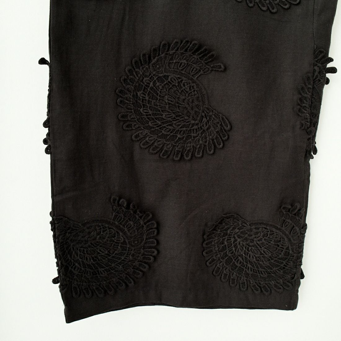 ESTROISLOSE [エストゥロワルーズ] モチーフ刺繍コットンサテンギャザーパンツ [EB24403] 99 BLACK