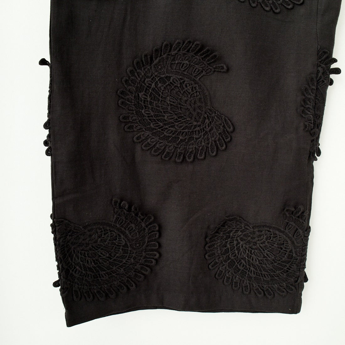 ESTROISLOSE [エストゥロワルーズ] モチーフ刺繍コットンサテンギャザーパンツ [EB24403] 99 BLACK