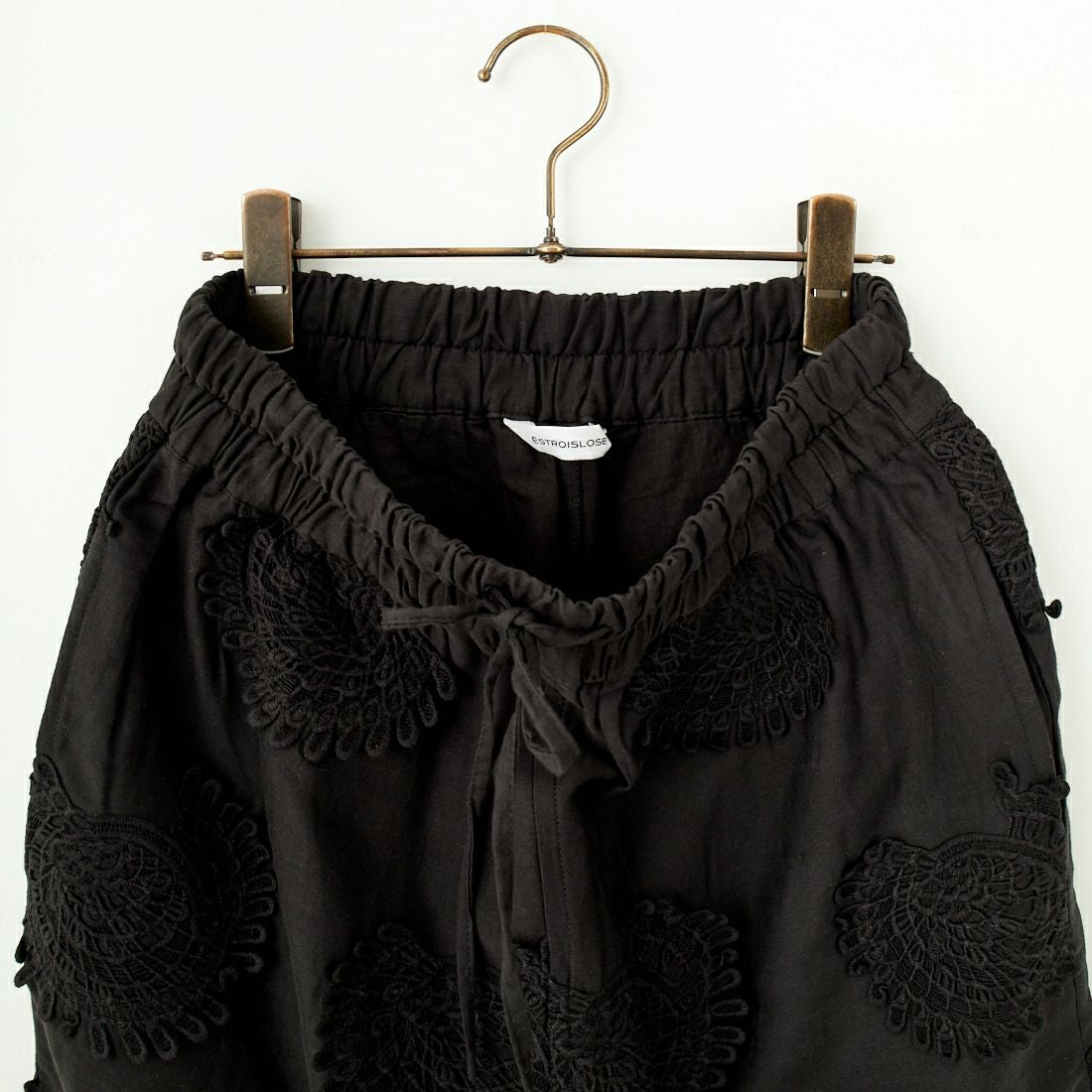ESTROISLOSE [エストゥロワルーズ] モチーフ刺繍コットンサテンギャザーパンツ [EB24403] 99 BLACK